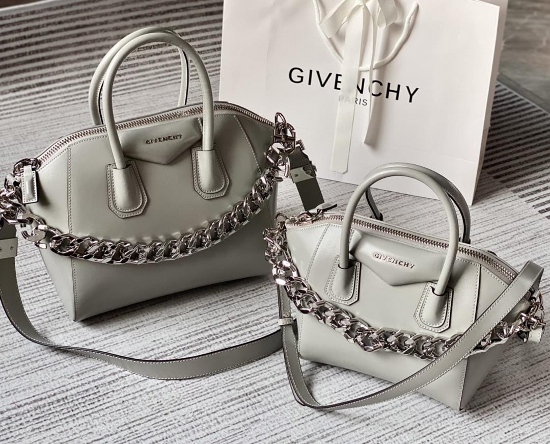 New 2022The classic Antigona motorcycle bag from Givencys GIVENCY is made of cowhide with a sl