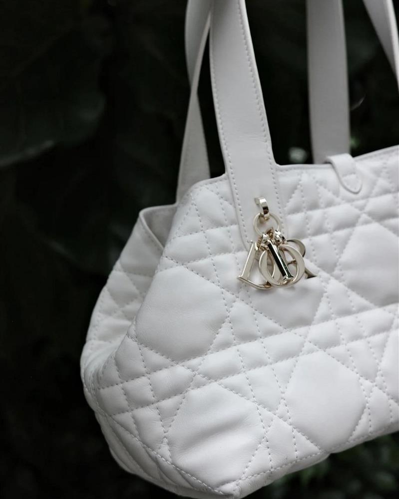 White trumpet Handbag a popular itemThe one that comes out immediately and is in short su