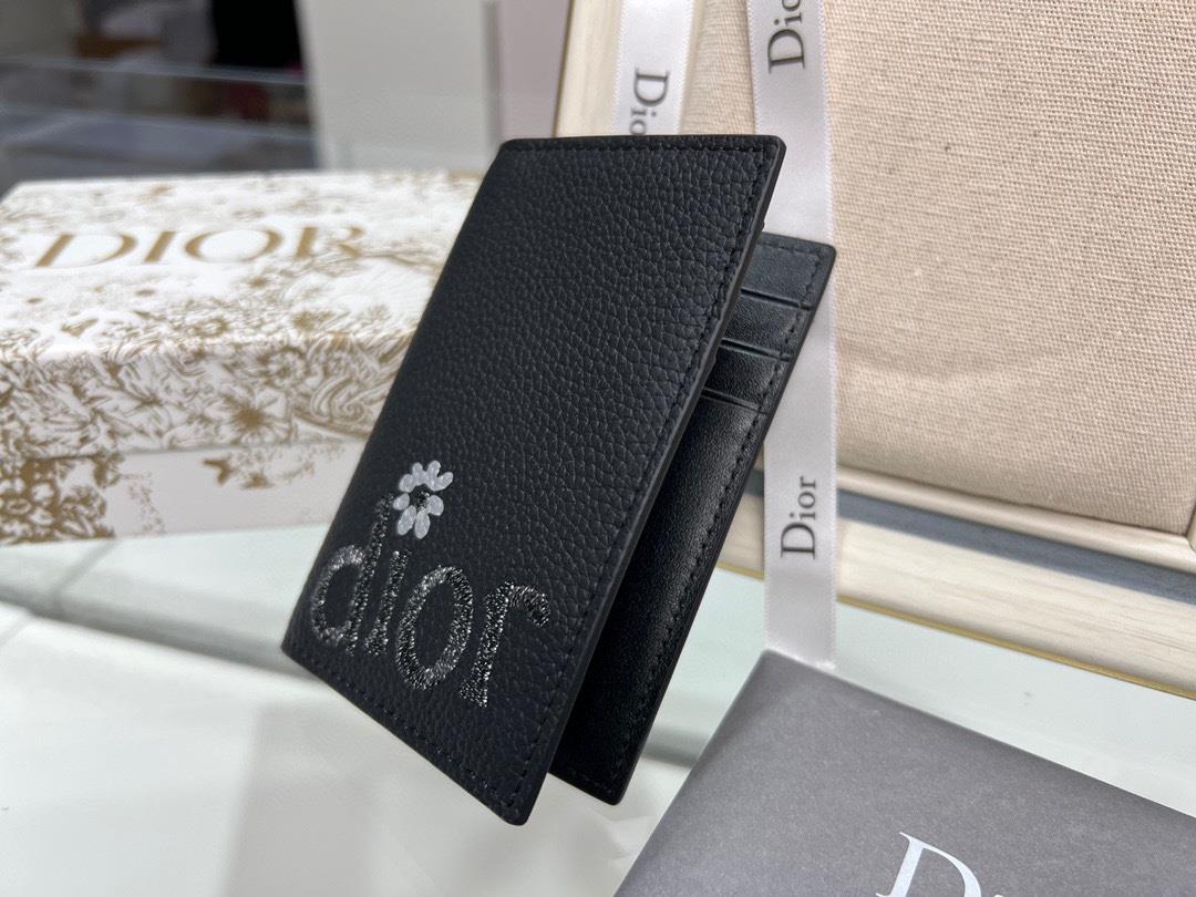 DIOR short clip This double fold clip is practical yet elegantThere are three card slots