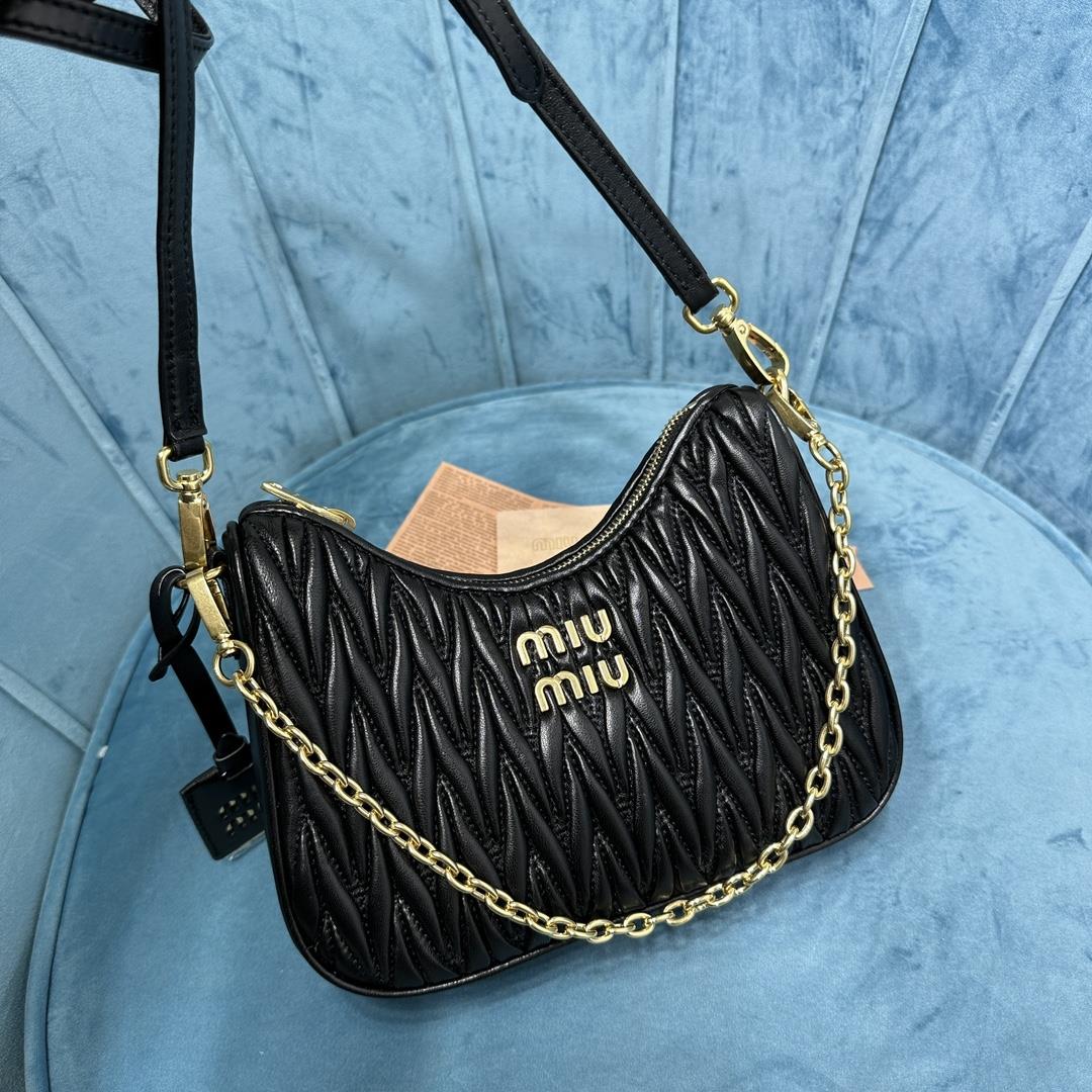 New Miumiu Pleated Chain Bag This brand new soft sheepskin shoulder bag features exquisite