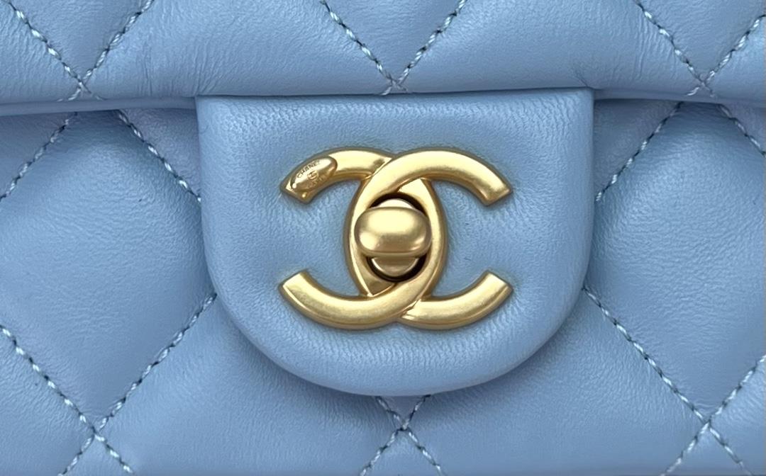 The Chanel23A Advanced Handicraft Shop series features a new wooden handle flap bag inspir