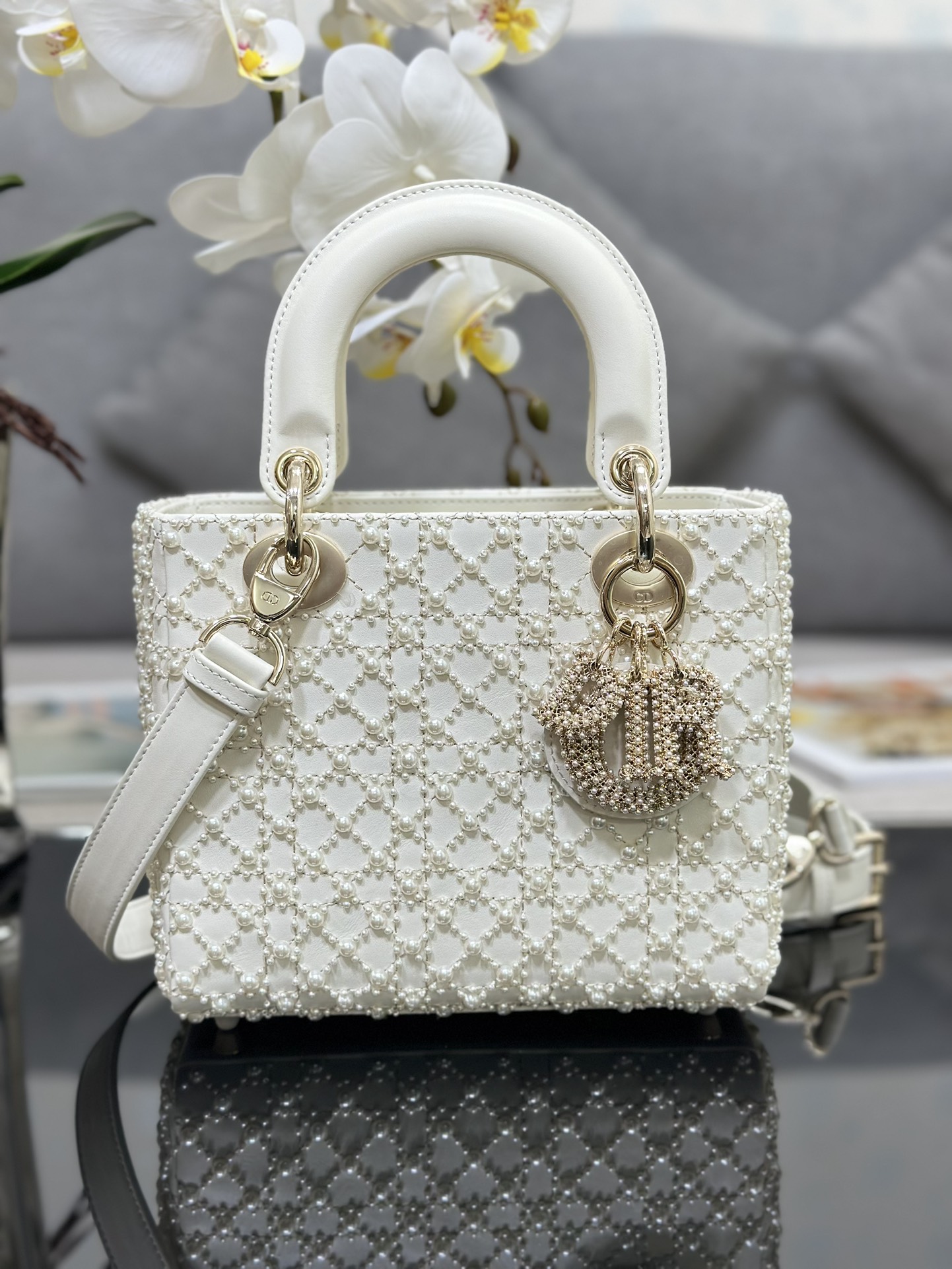 Lady Dior embroidered half a pearl in four squares with imported lamb tendons inside The handbag emb