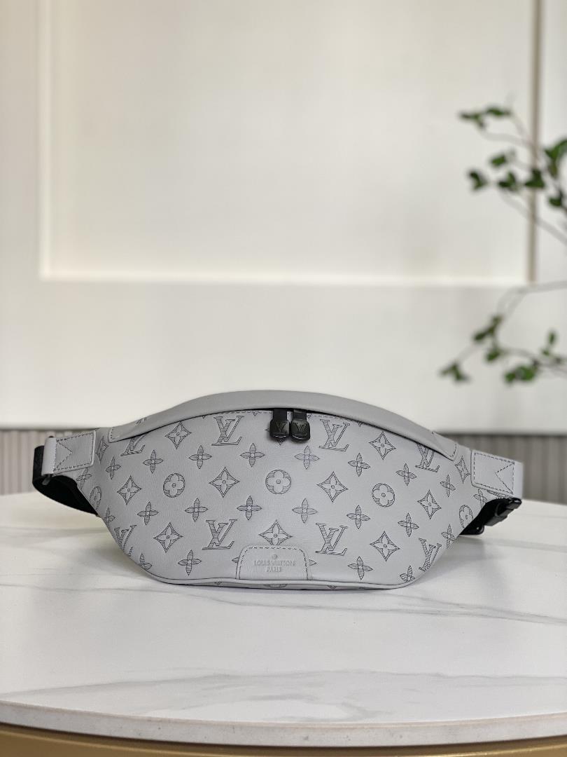 M46036 New Grey EmbossedThis Discovery waist pack is made of soft Monogram Shadow embossed cow leath