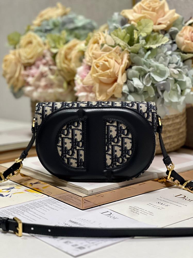 Dior CD Signature handbag cloth blue This CD Signature handbag paired with shoulder straps is a new autumn 2023 product that blends modern style and