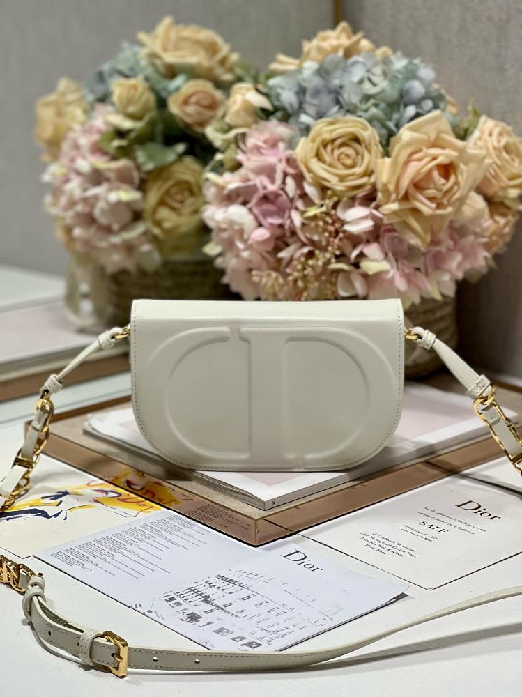 Dior CD Signature handbag whiteThis CD Signature handbag paired with shoulder straps is a new autu