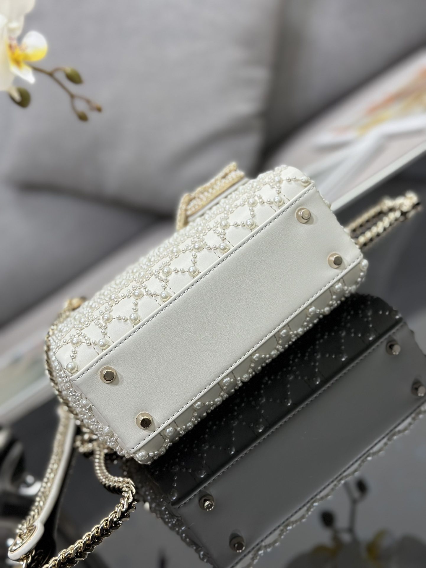 Lady Dior embroidered half a pearl in three squares with imported lamb tendons inside The hand