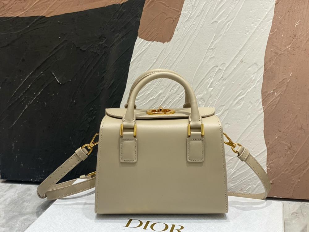 Dior New Pillow Bag Handbag Carefully designed with milk tea colored imported cow leather the bag mouth is decorated with a golden CD rotating buckle