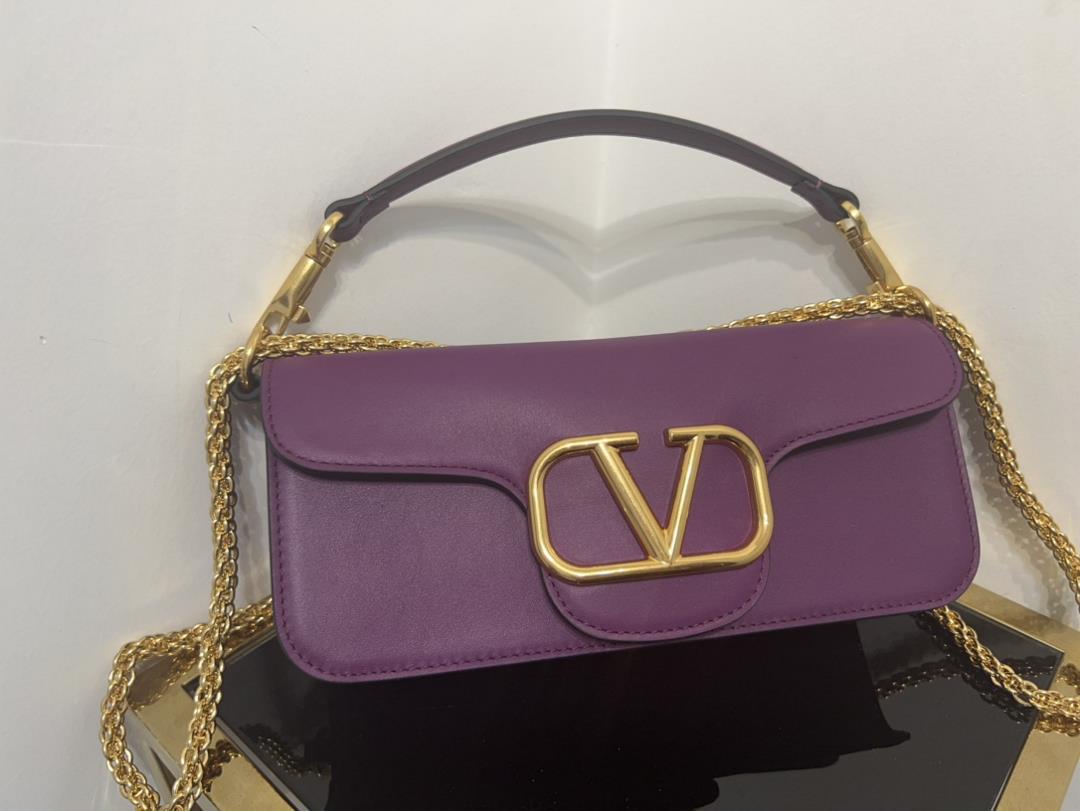 Large new Loc calf leather handbag decorated with metal VLogo SignatureEquipped with detachabl