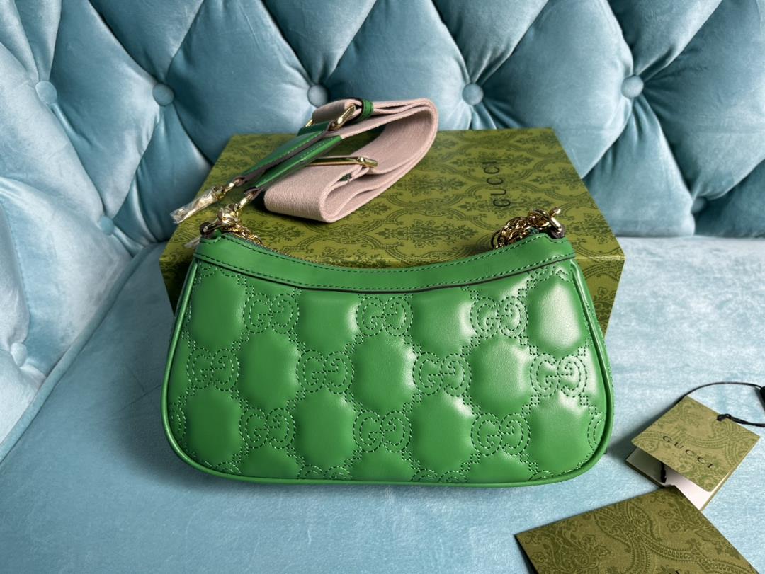 Equipped with a complete set of counter green packaging the new GG Mateless leather handbag in