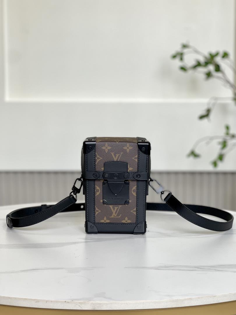 M82077 Old FlowerThe Vertical Trunk mini handbag showcases the box making heritage and modern concep