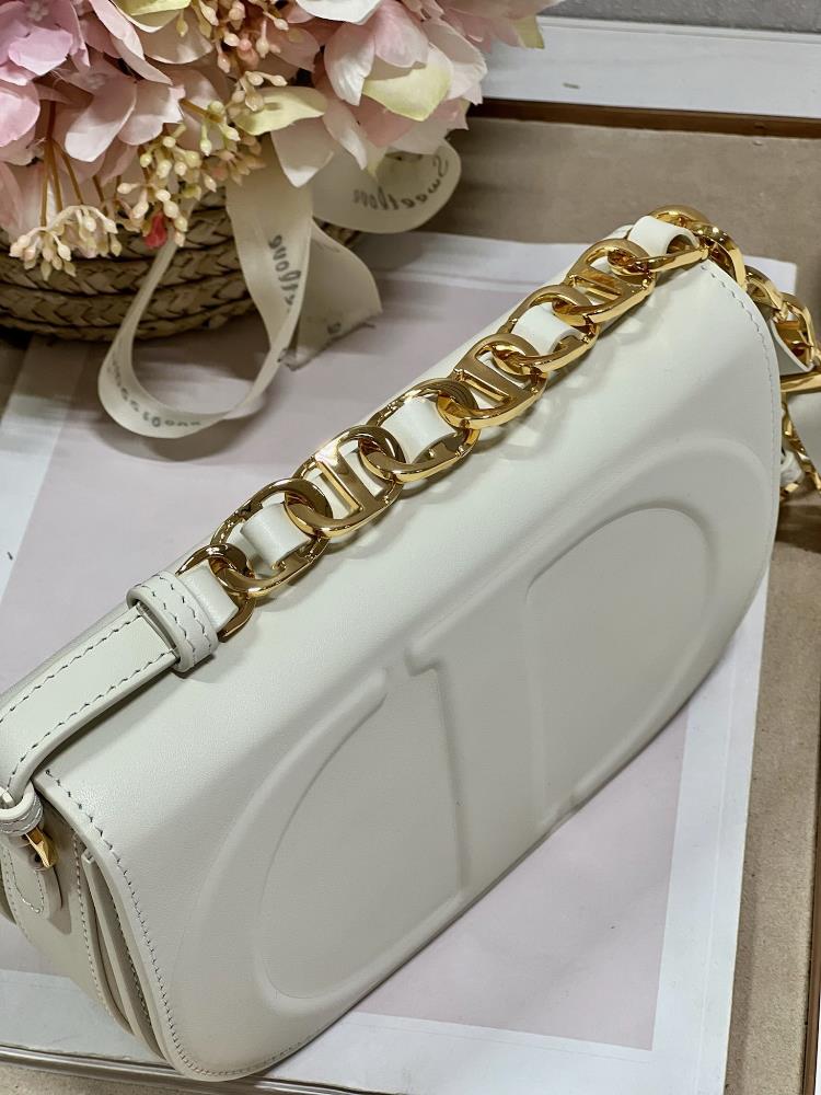 Dior CD Signature handbag whiteThis CD Signature handbag paired with shoulder straps is