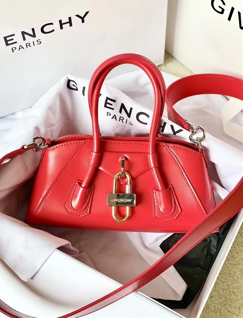 pictured above Jeannes new French Givency GIVENCY 2023 latest mini Antigona street handbag paired