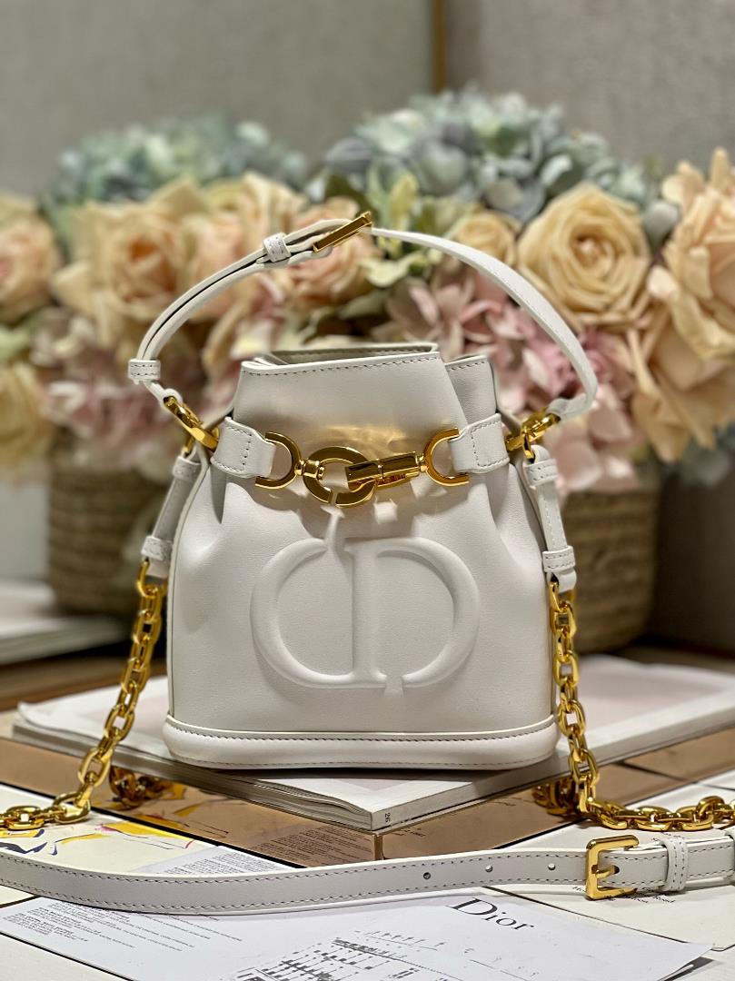 CEST DIOR small handbag whiteThis Cest Dior handbag is a new autumn 2023 item elegant and classic Ma