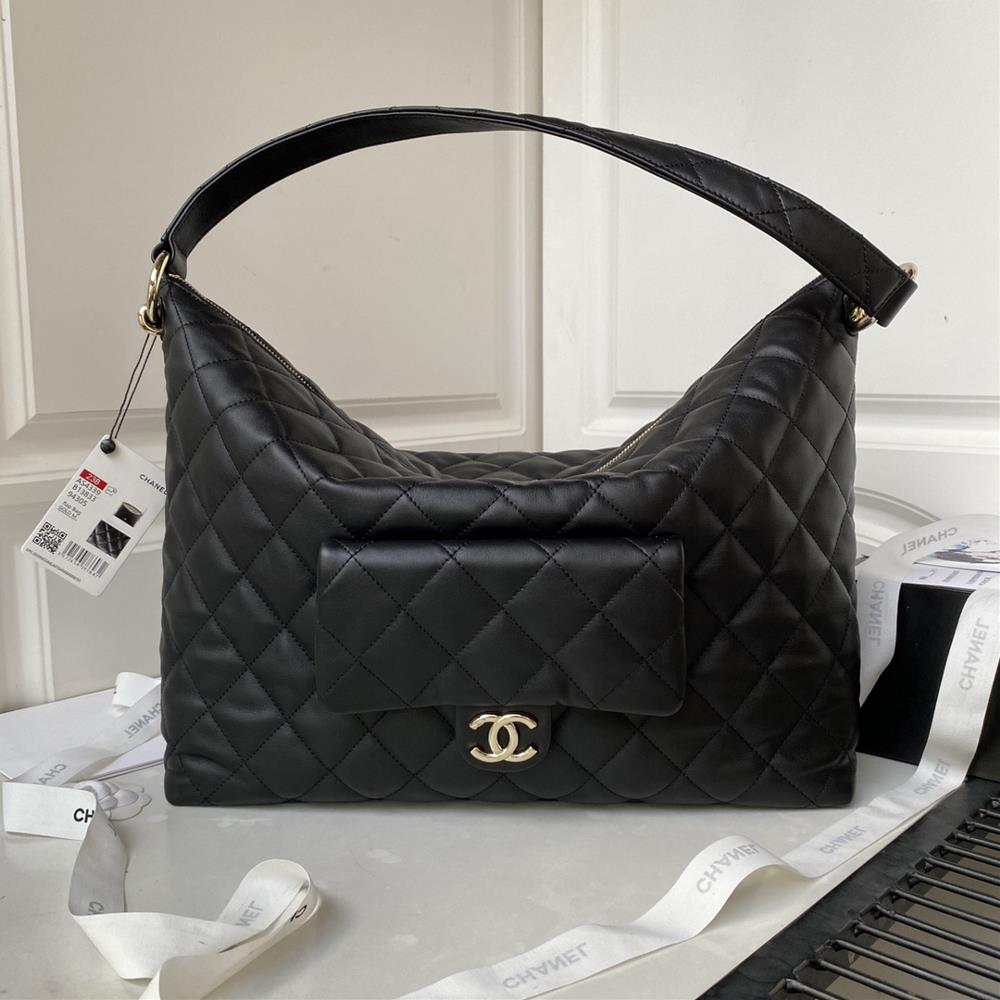 Chanel 23bs new hippie hobo AS4339 calf leather material contains infinite delicacy and luxury The pure black body exudes mysterious charm and the