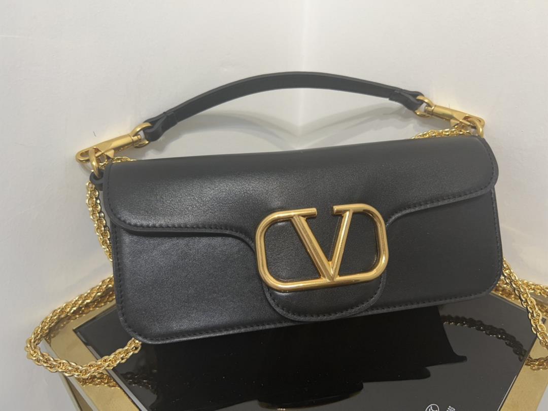 Large new Loc calf leather handbag decorated with metal VLogo SignatureEquipped with detachabl