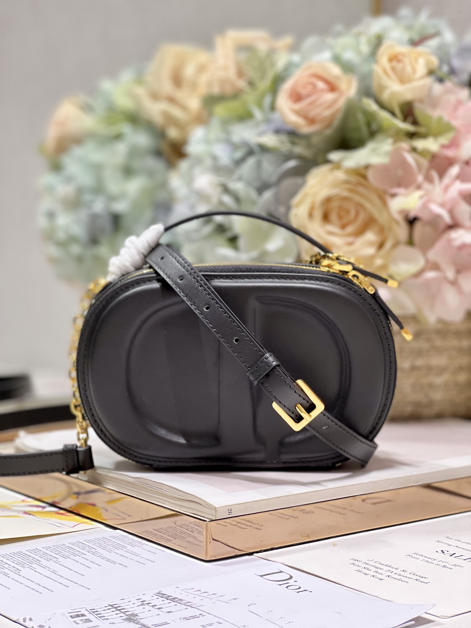 CD Signature Oval Camera Bag BlackThis CD Signature Oval Camera Bag is a new addition to the autumn 