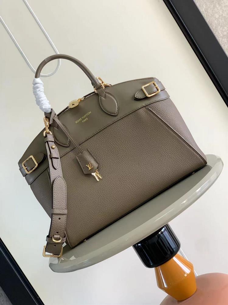 The M22914 M22927 Lock It MM bag is made of exquisite grain Taurillon leather and smooth calf leather paired with golden decorative buckles and hardw