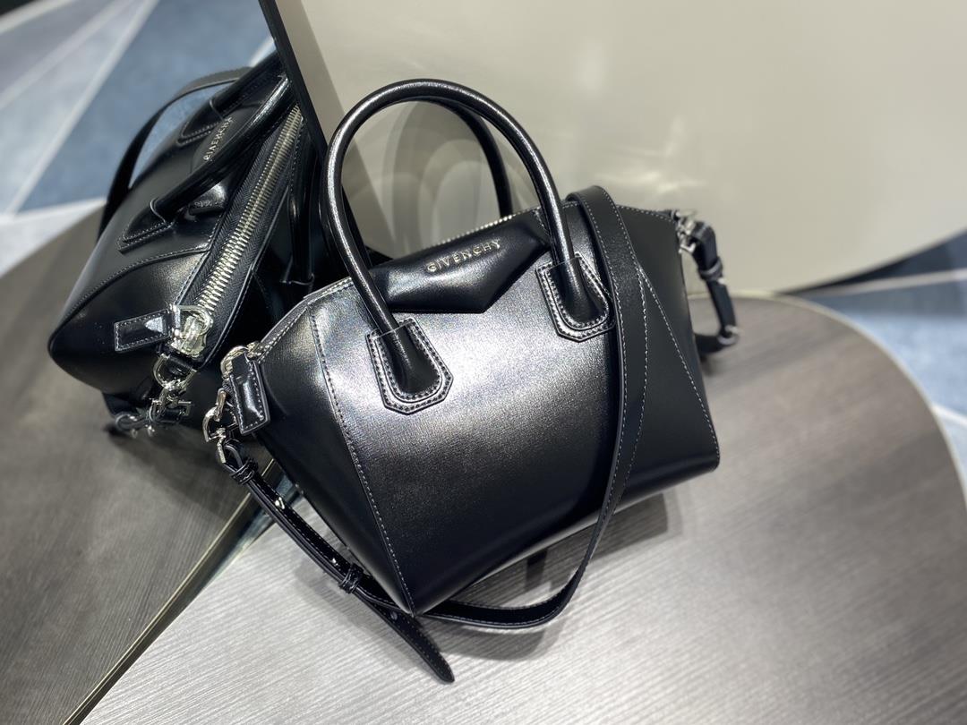 2022 New Mini The classic Antigona motorcycle bag from Givencys GIVENCY is made of cowhide wit