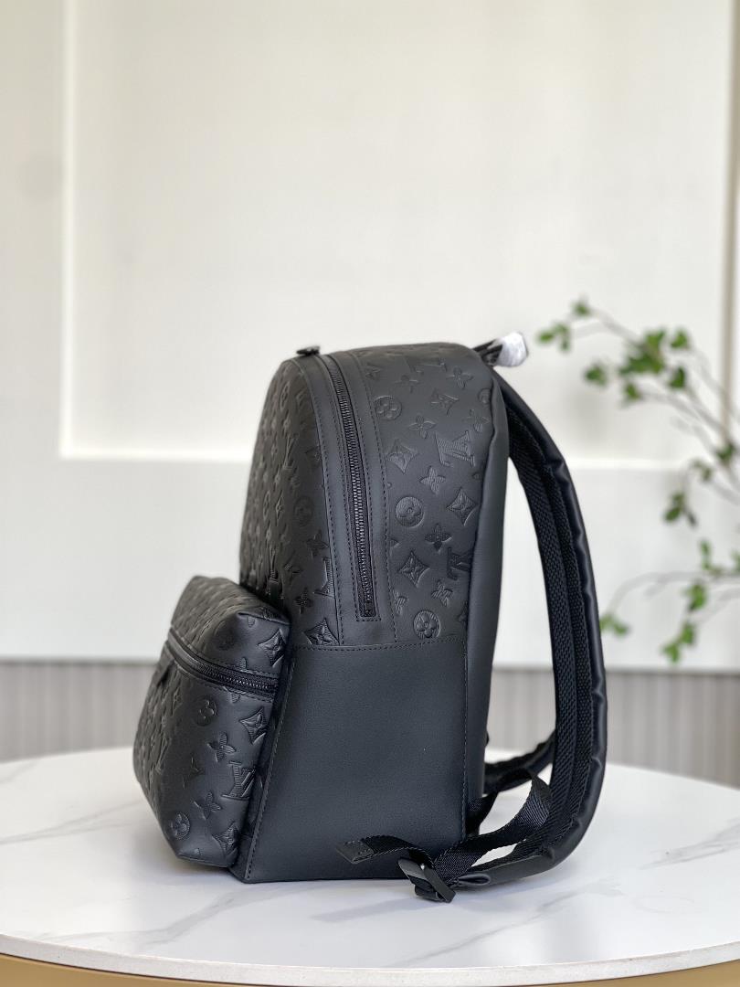 M46553 This Discovery backpack is crafted with Monogram embossed cowhide leather to create a s