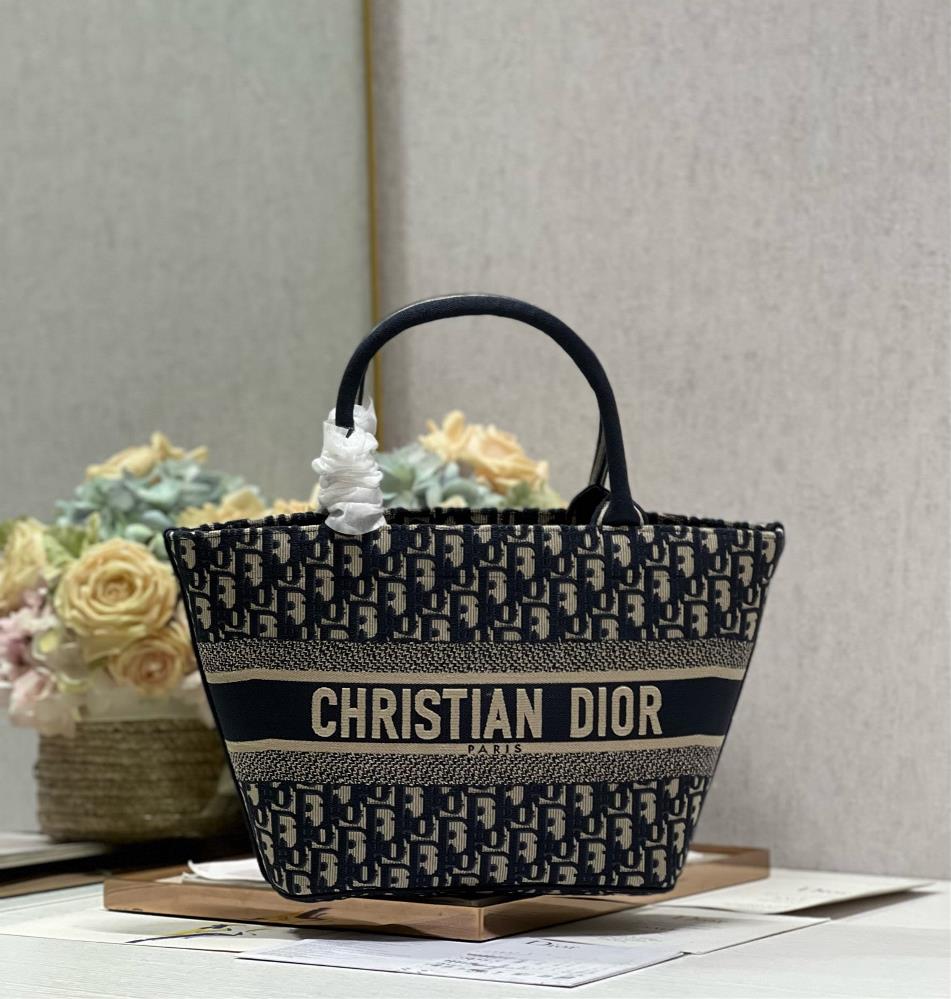 Dior New Embroidered Basket Bag Blue D This basket handbag is inspired by Maria Grazia Chiuri the creative director of womens clothing Maria Grazia