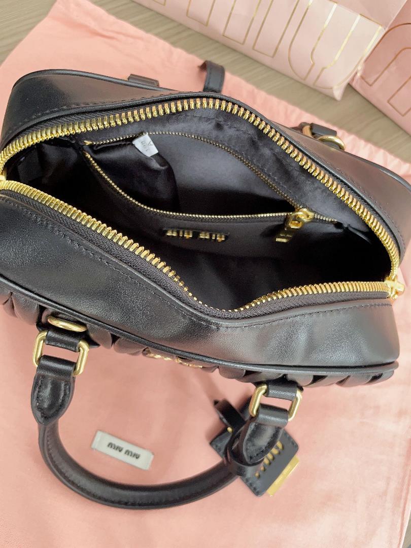 Small size M familys new bowling bag mainly promoted on the official website is definitely a p