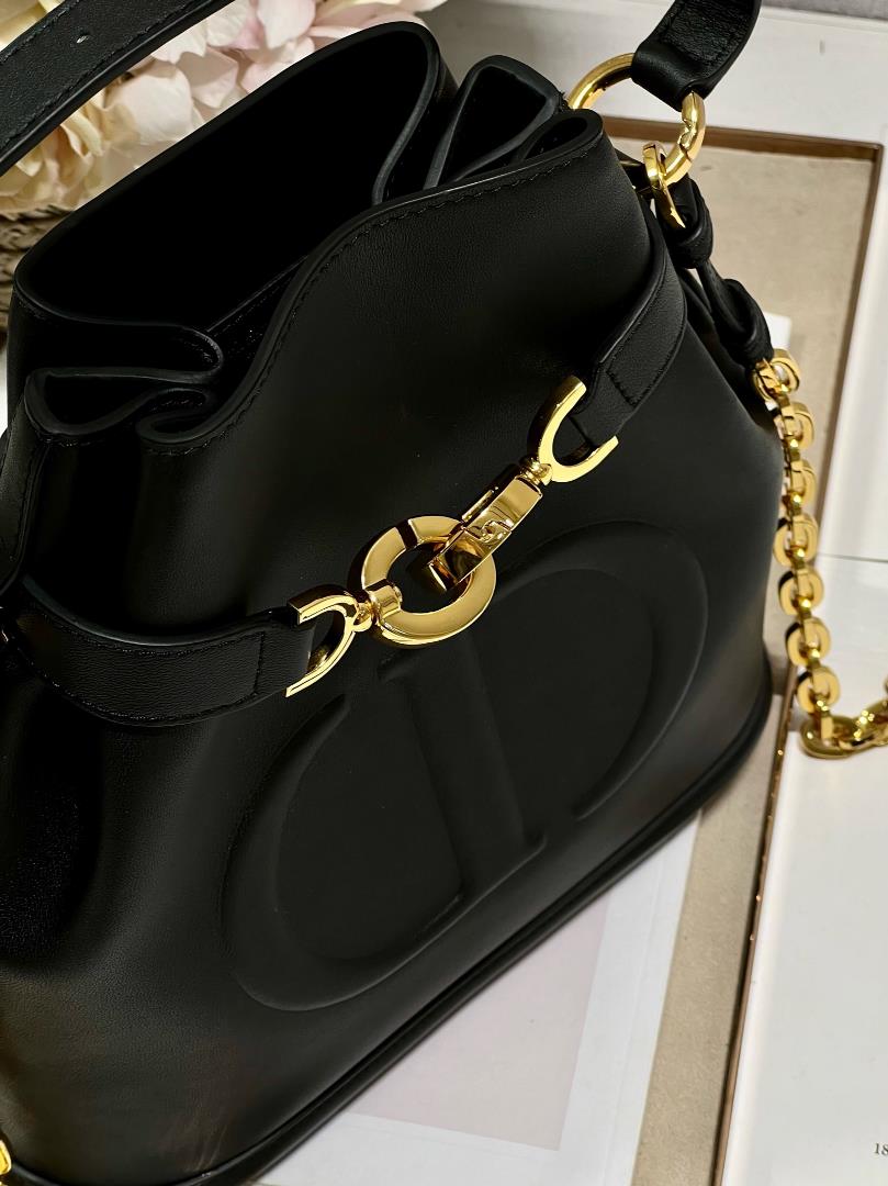 CEST DIOR Large Handbag BlackThis Cest Dior handbag is a new autumn 2023 item elegant and clas