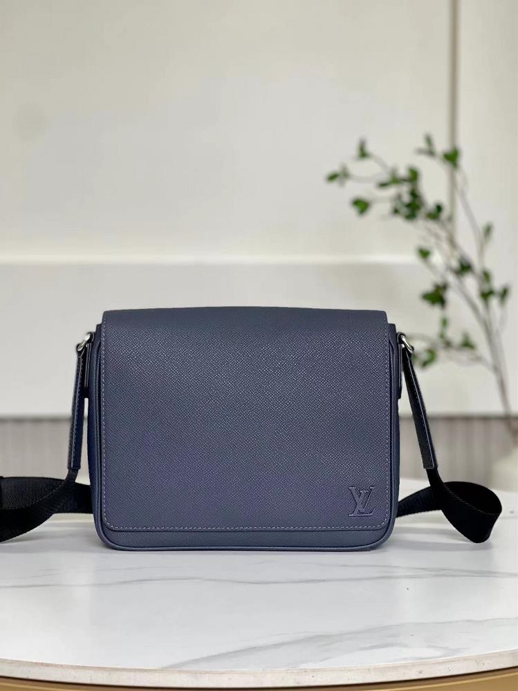 M30969 Dark BlueThis District small size messenger bag is made of Taga cow leather and features a new color scheme to showcase a refined style with t
