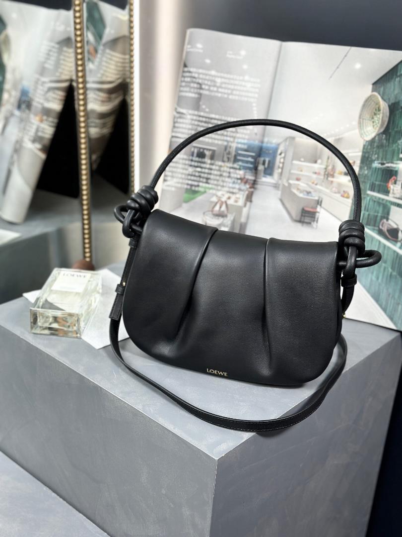 Brand new handbag black Size 25178cm Exquisite workmanship simple and elegant silhouette