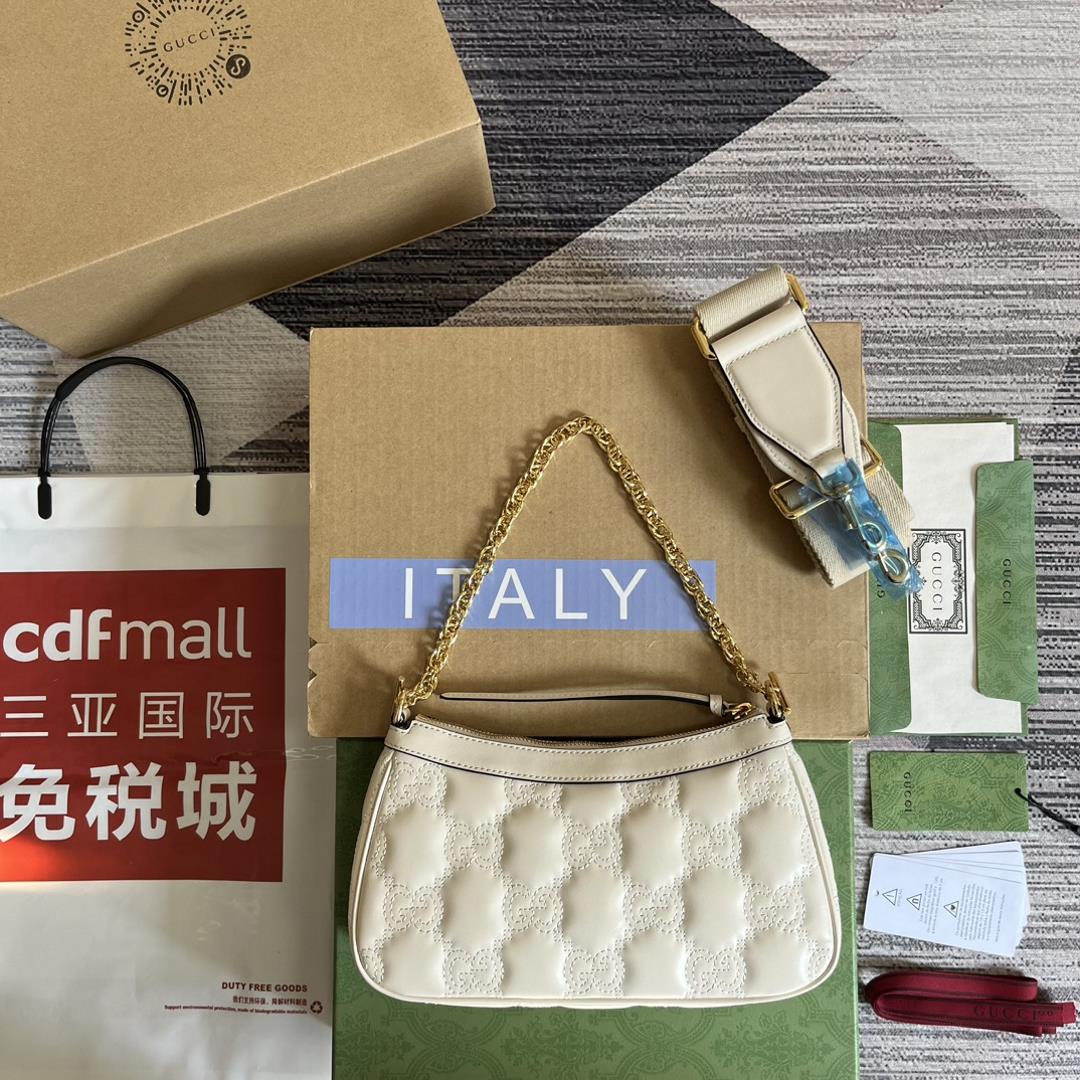 Equipped with a complete set of counter green packaging the new GG Mateless leather handbag in