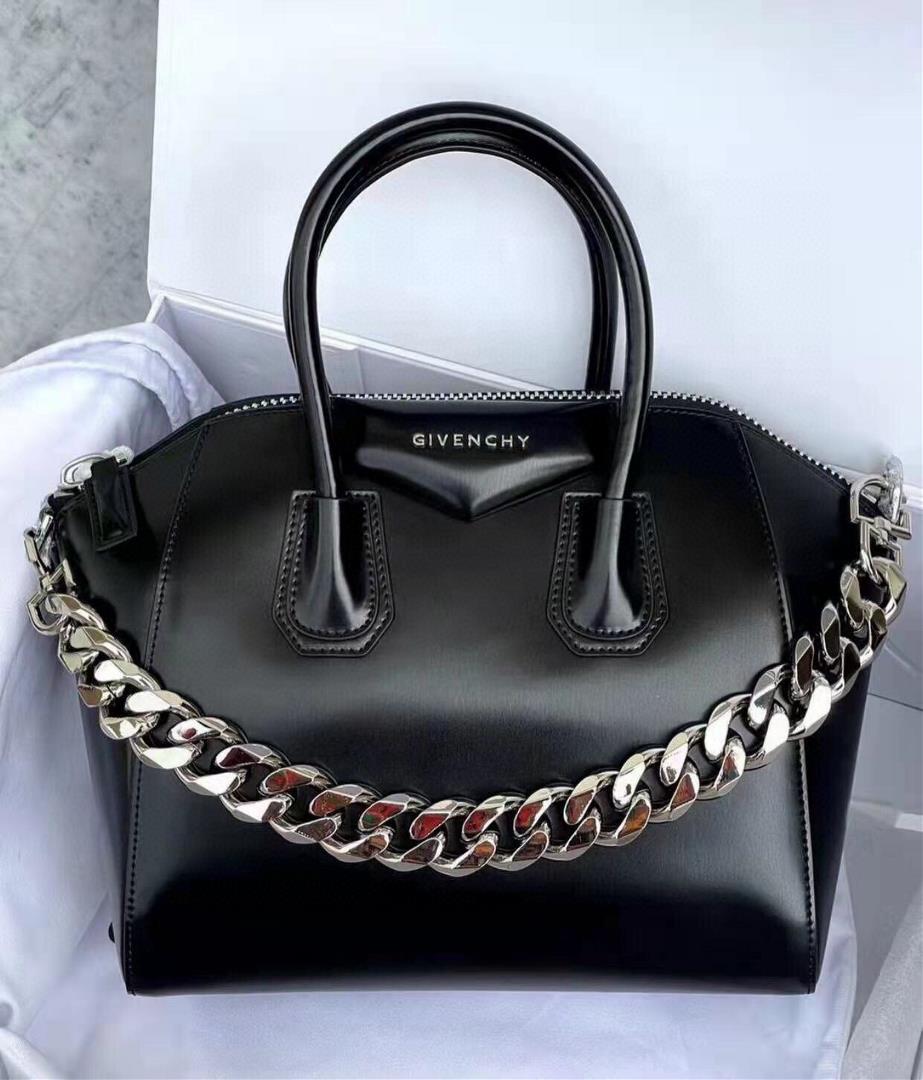 2022 New Large Batch 650 The classic Antigona motorcycle bag from Givencys GIVENCY is made of cowhid