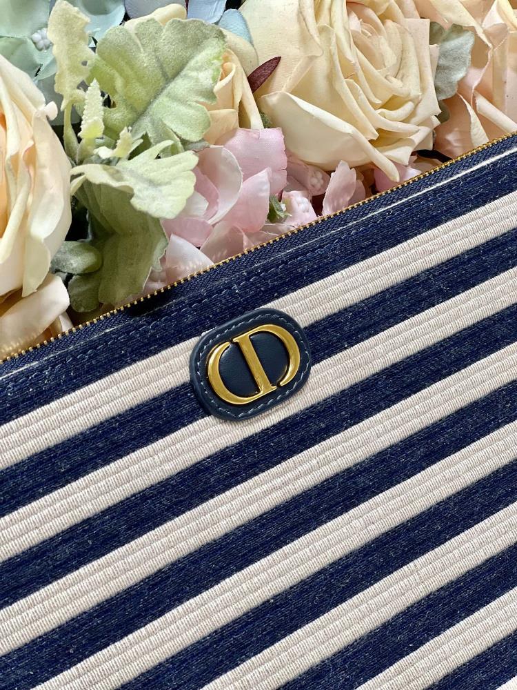 Dior New Handbag StripeThis handbag is stylish and minimalist Crafted with natural and de