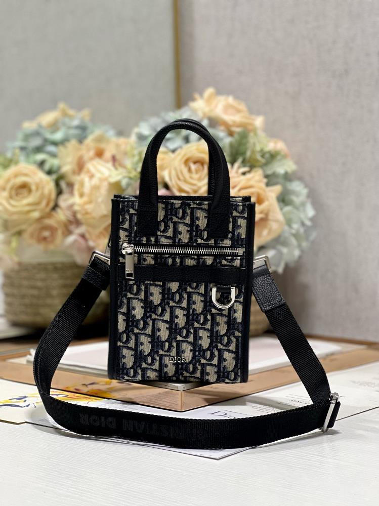 DiorSAFARI NORTHSOUTH Mini Handbag Cloth BlueThis Safari NorthSouth mini handbag is a new addition to the 2024 spring mens clothing collection combi