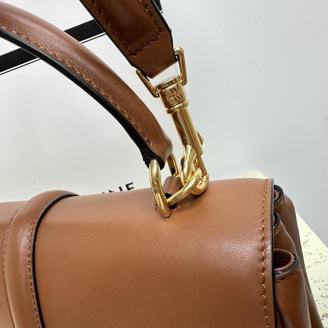 Celines new classic StraP16 handbag is made of highquality cowhide leather with sheepskin lini