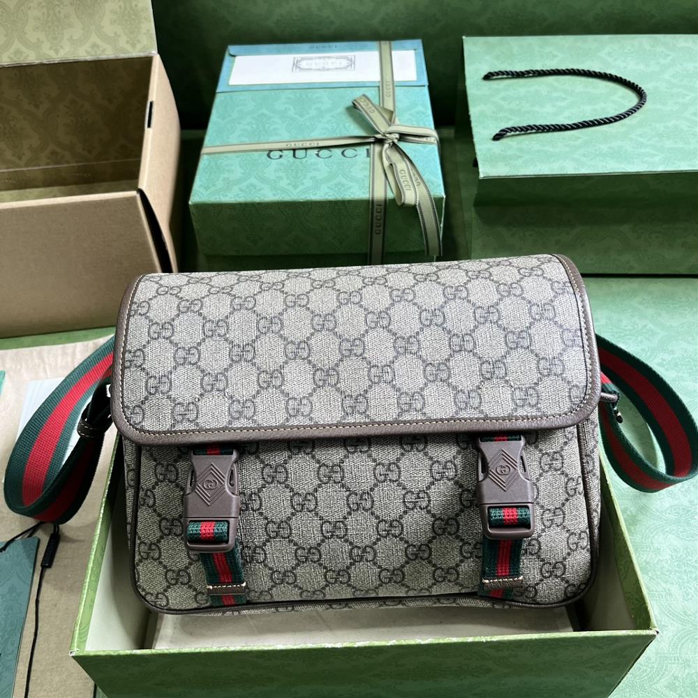 GG messenger bag GG Supreme canvas is widely used in various Gucci series and has now become a brand iconic fabric On this messenger bag it is pres