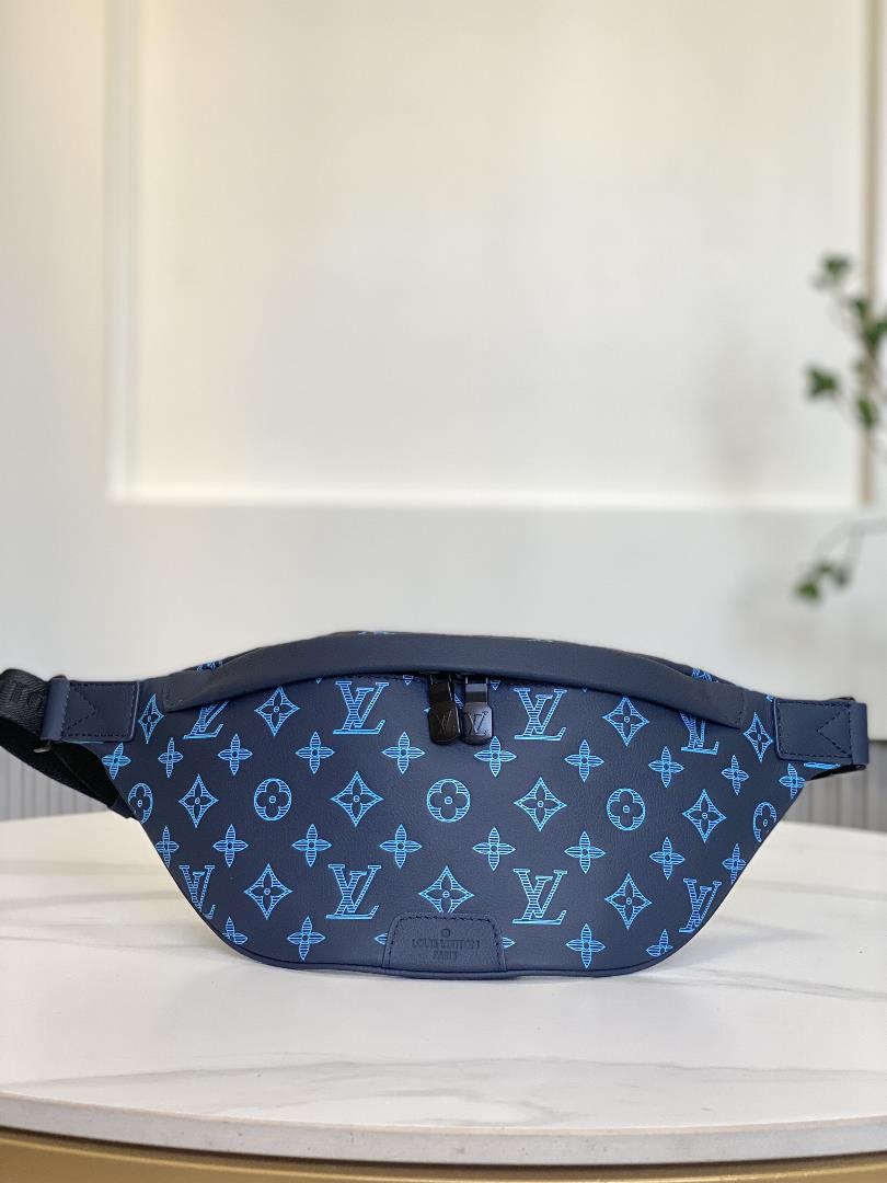 M46036 New Blue EmbossingThis Discovery waist pack is made of soft Monogram Shadow embossed cow leat