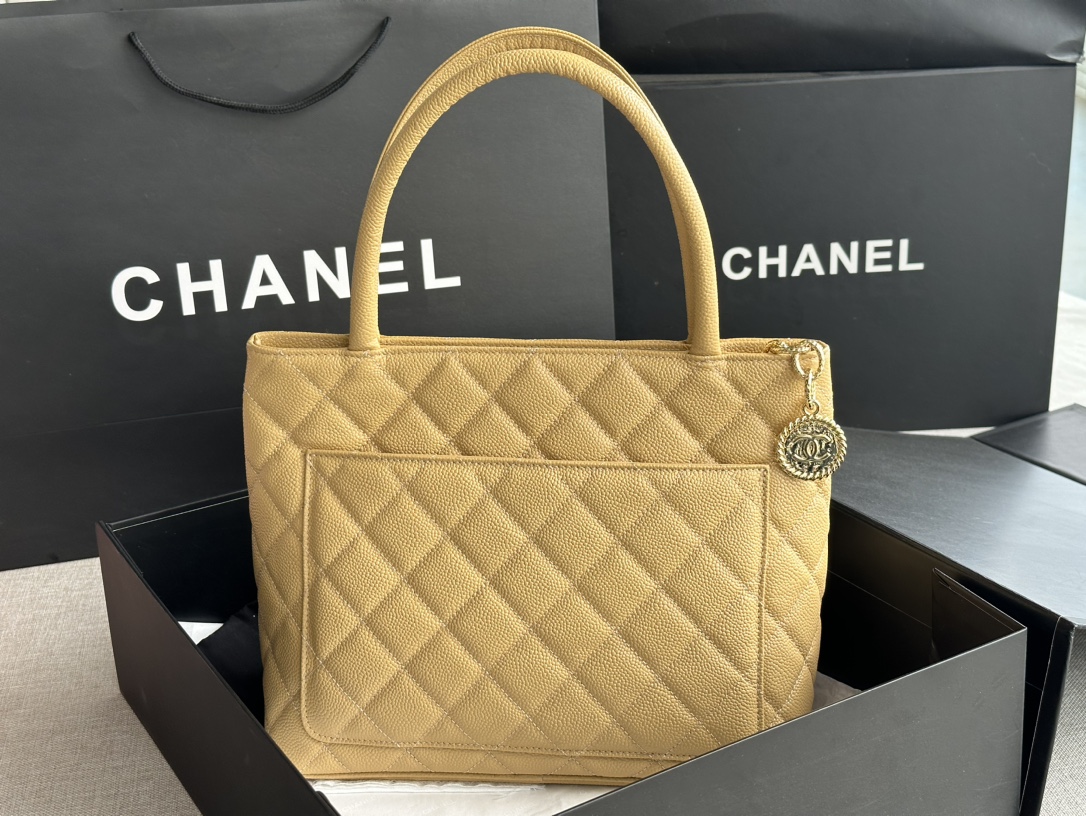 CHANEL model AS1804, 2022, the all-new Ultimate Edition, recreates the classic Vintagep Hilton