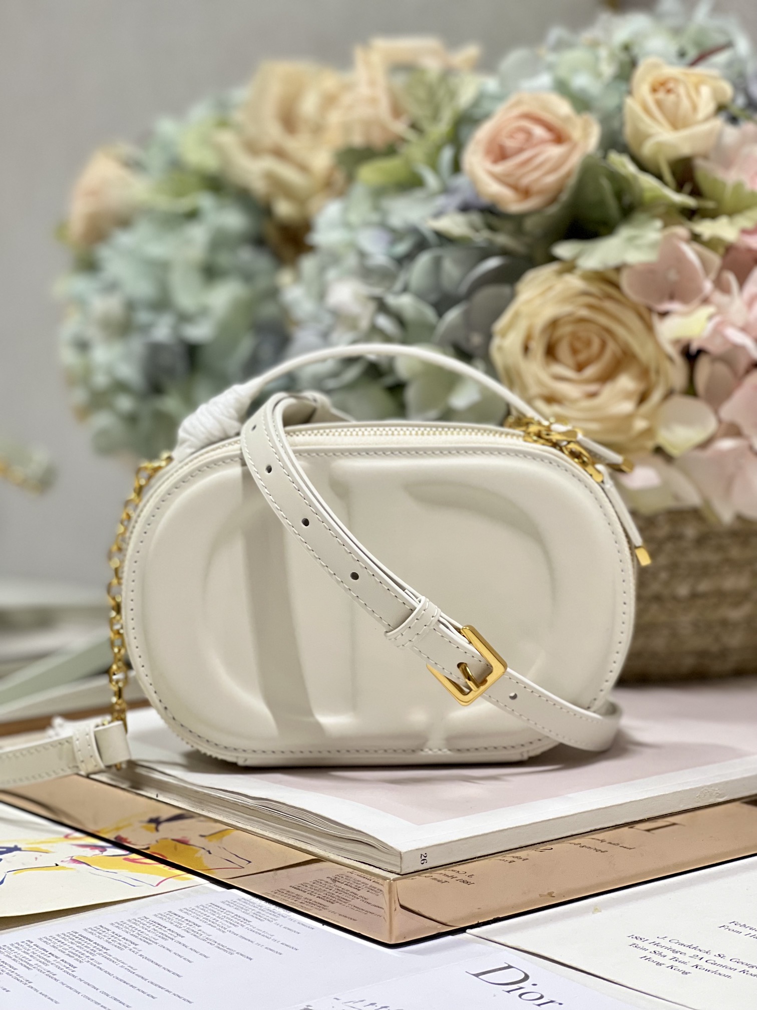 CD Signature Oval Camera Bag WhiteThis CD Signature Oval Camera Bag is a new addition to the autumn 