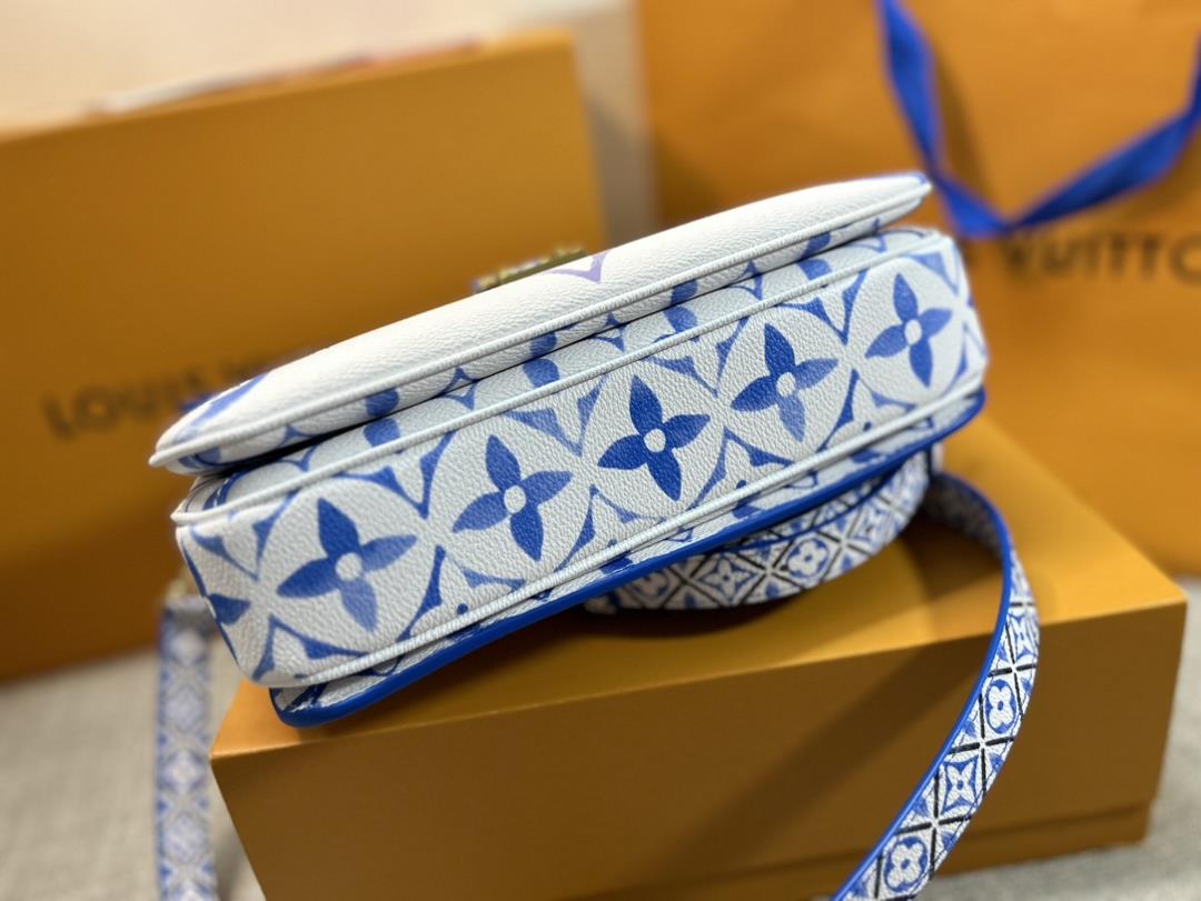 The M23055 Blueprint Pochette Metis handbag features canvas to highlight the watercolor effect