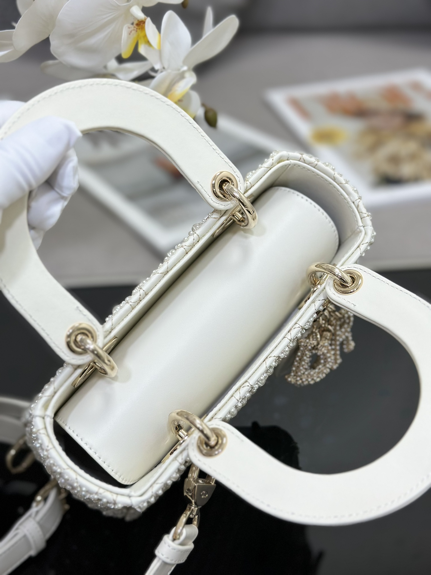 Lady Dior embroidered half a pearl in four squares with imported lamb tendons inside The handb