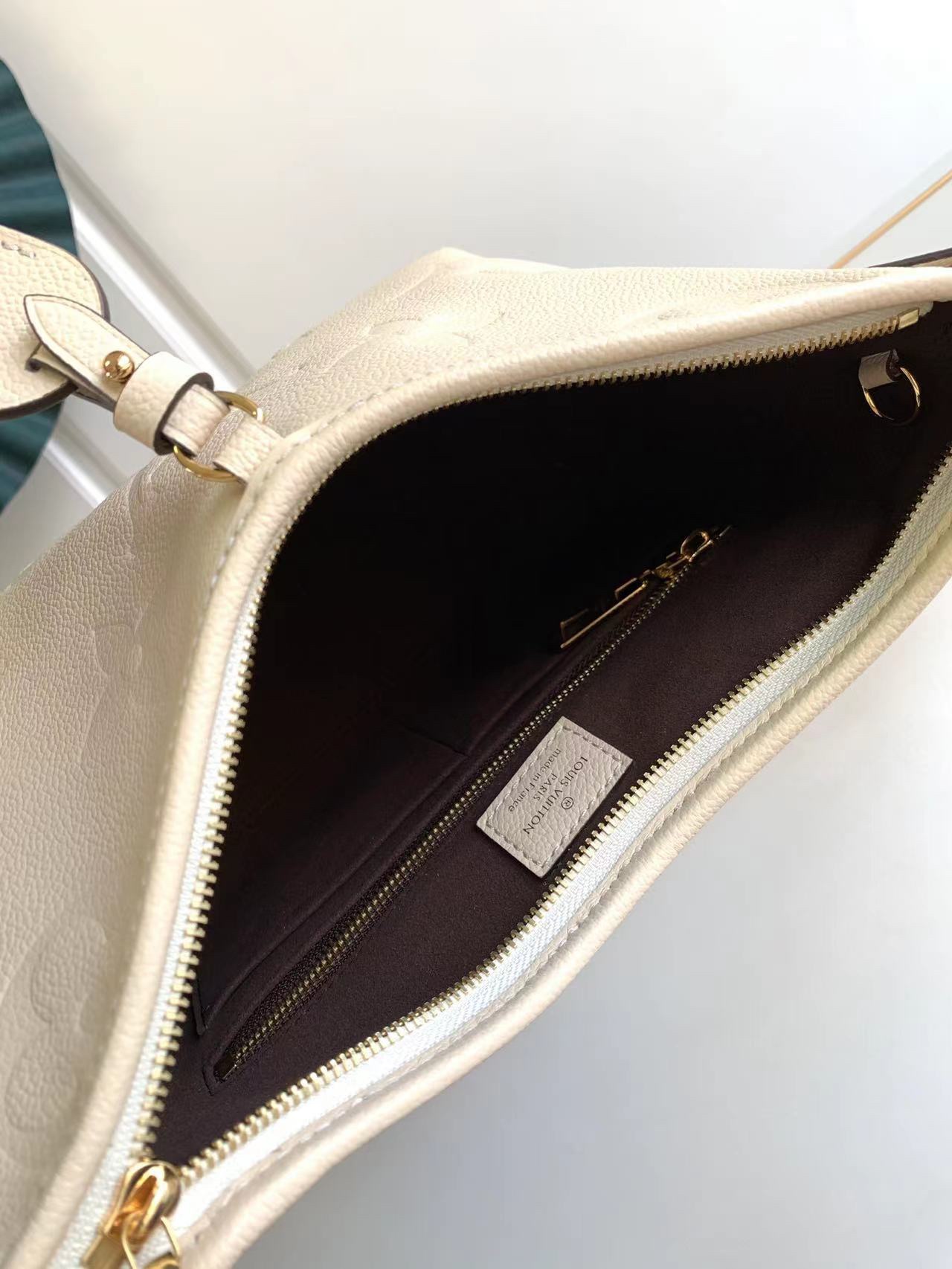 Exclusive live shot of M46288 meter whitematching version  The M46203 CarryAll small handbag i