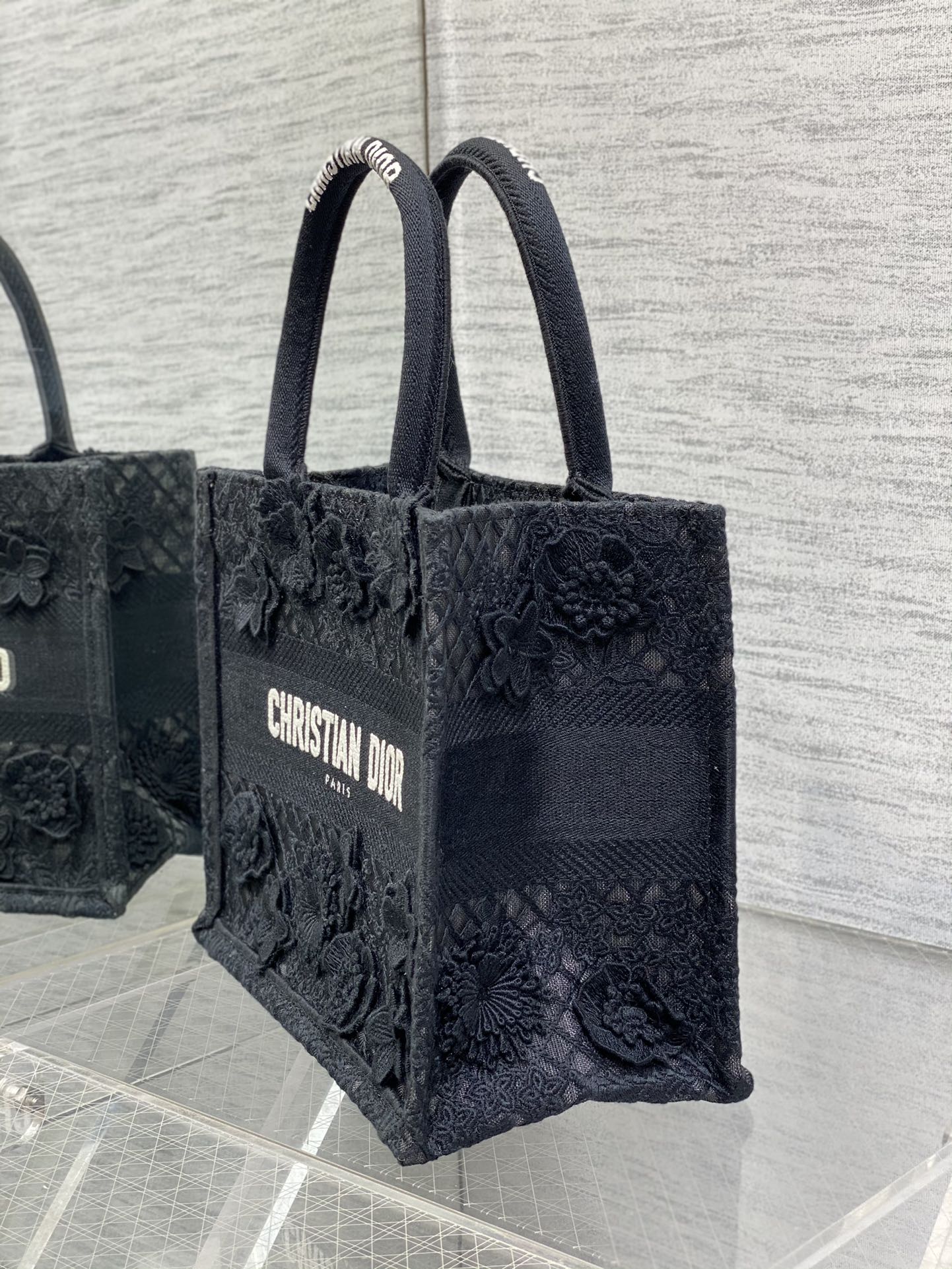 The latest pair of floral lace series has been shipped in a cool and refreshing mannerTotes la