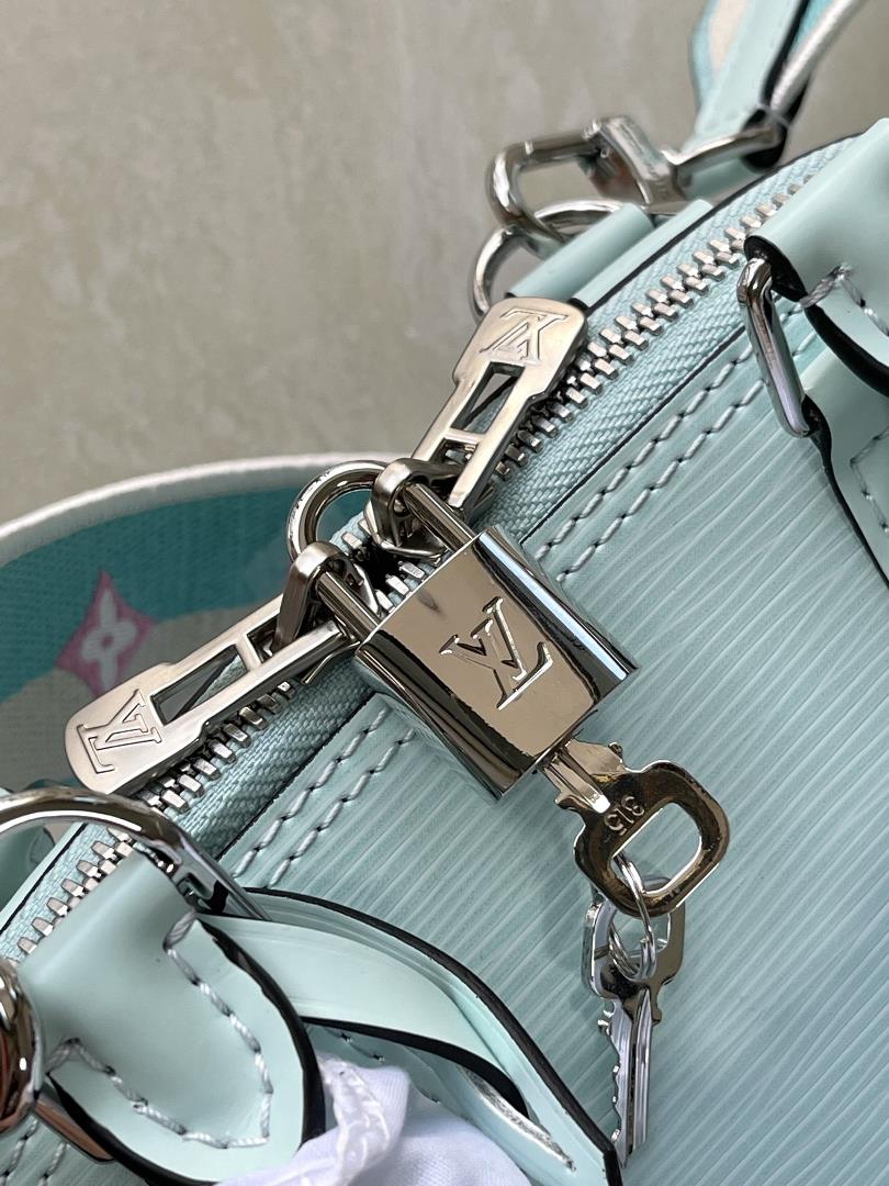 M22619 Pink Blue WeaveThis Alma BB handbag features the iconic texture of Epi leather acc