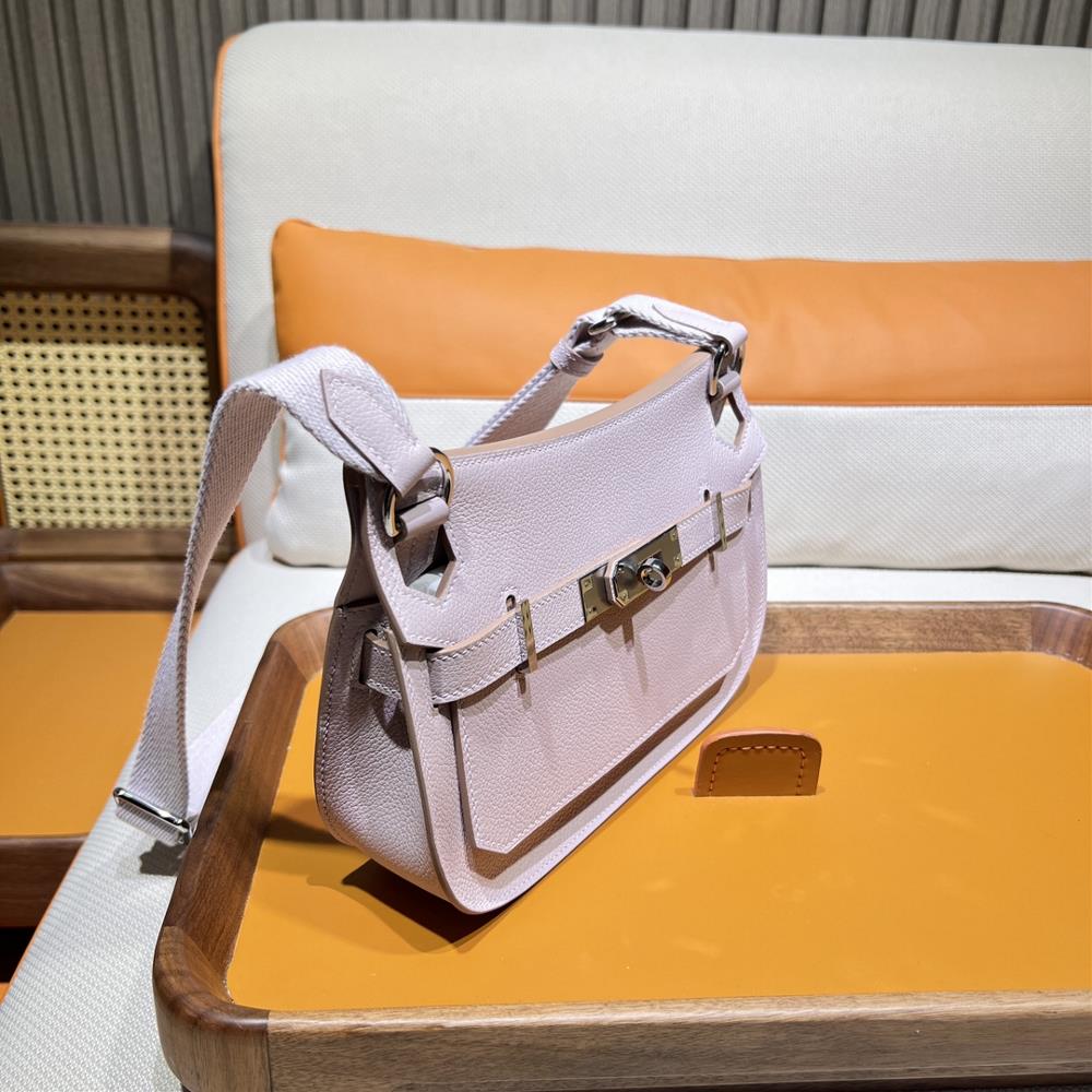 Furthermore the Jypsiere Mini 23 Gypsys design showcases Hermes commitment to impeccabl