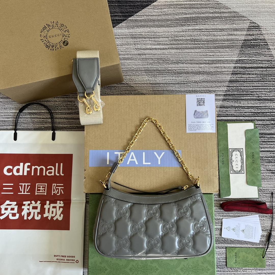 Equipped with a complete set of counter green packaging the new GG Mateless leather handbag in