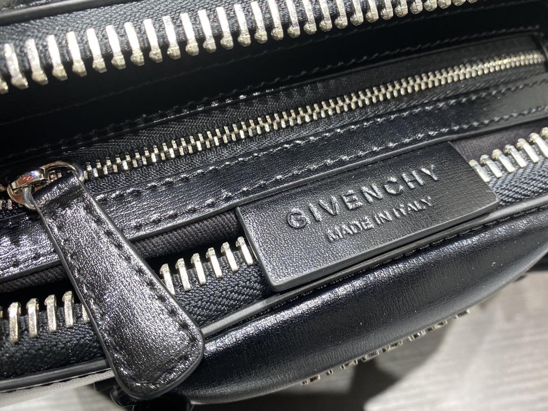 2022 New Large Batch 650 The classic Antigona motorcycle bag from Givencys GIVENCY is made of 