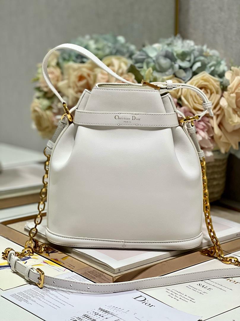 CEST DIOR large handbag whiteThis Cest Dior handbag is a new autumn 2023 item elegant and clas