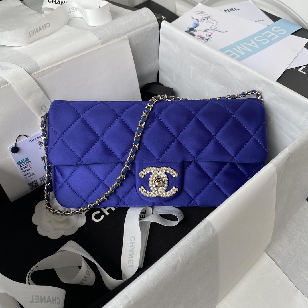 The Chanel23A popular pearl stick bag AS3791 has the same actual capacity as the CF small size but