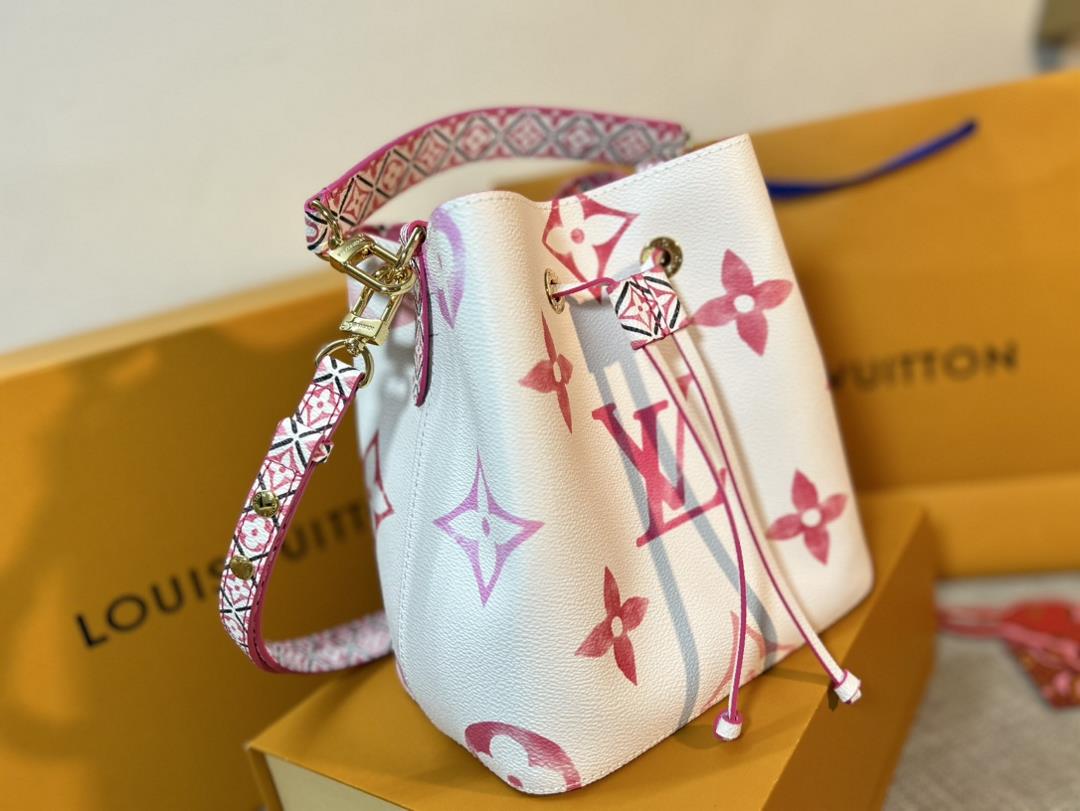 The new M22986 pink NeoNo bucket bag features a subtle canvas depiction of Giant Monogram prin