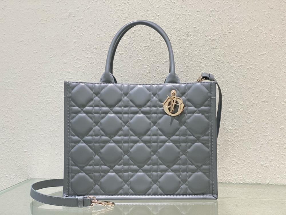 Dior New Tote Shoulder Strap This Dior handbag is Diors newly launched flagship item showcasing its modern and elegant practical design during the 2