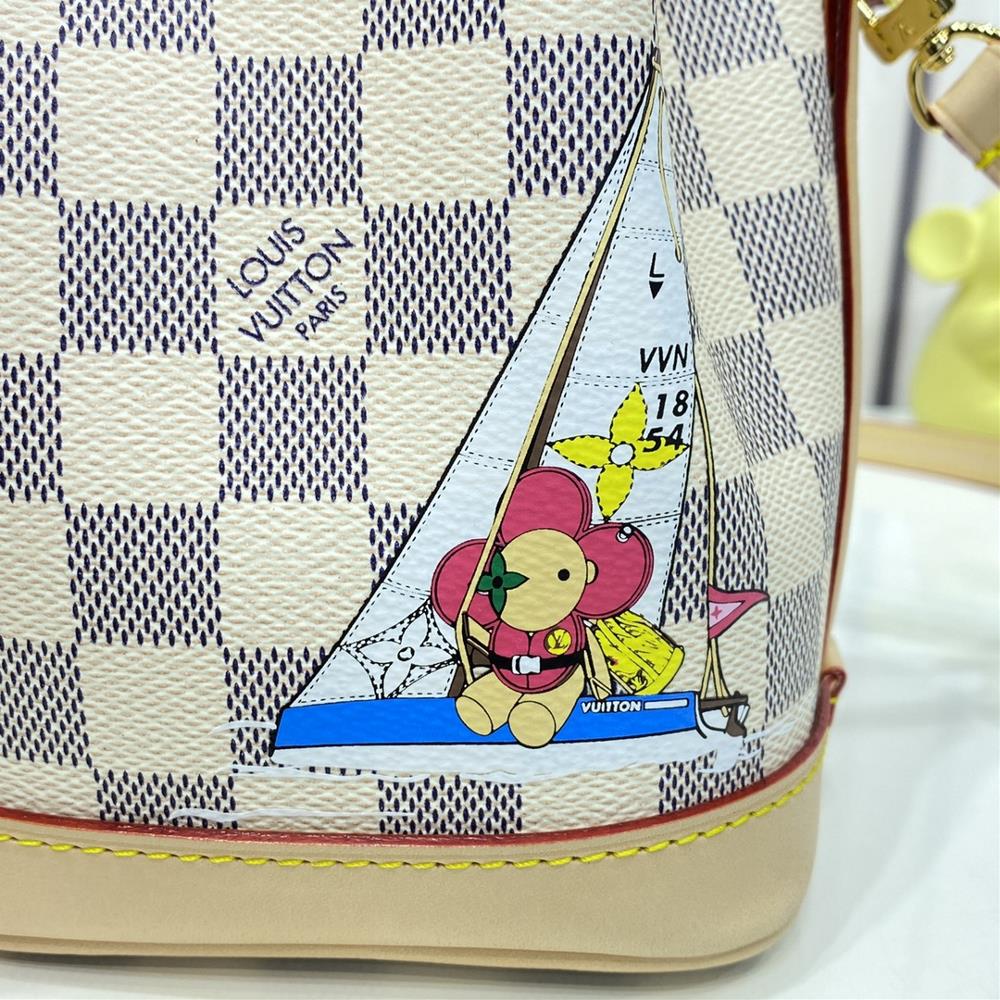 Owning the LV N40511 in White Plaid Silk Screen is not just about having a luxurious acces